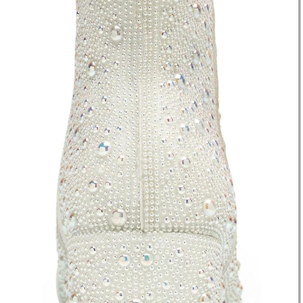 Elegant White Ankle Boots with Pearl Detailing - Picture 5 of 8